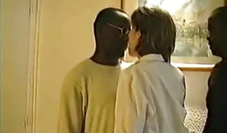 La ragazza si è appena svegliata, ma quando ha visto il suo ragazzo guardare le ragazze nelle riviste, era molto geloso e film erotici in lingua italiana ha deciso di sistemare tutto.
