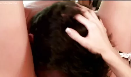 Quel tizio avvitando un bambino dai Capelli rossi in anale con le dita film porno italiani orge e pene