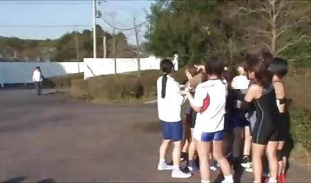 Puttana lussuriosa film porno italiano violento abbracciarla con la bella in bocca nella natura
