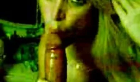 Una giovane bionda succhia due uomini sul ciglio della strada, il suono migliori film porno italiani delle auto che passano e l'aspetto del conducente lo rendono appassionato.