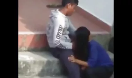 Si film completi italiani porno gratis tolse i pantaloni nel verde e seduto sulla parte superiore del grasso pene