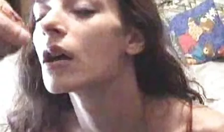 Giovane Irina si siti di film porno italiani masturba in bagno