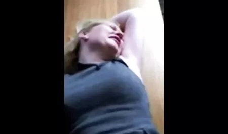Voglio pugnalare il maschio con un coltello e ha ricevuto uno stupro video porn italiane brutale