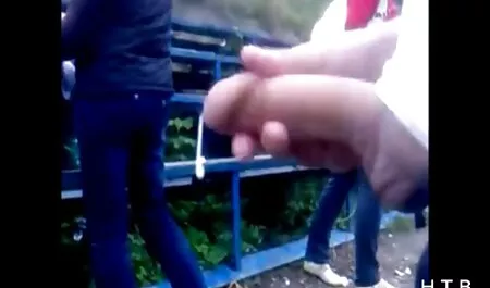 Decidendo di prendere in giro la sua amica, la ragazza ubriaca era seduta di fronte a lui e cominciò a masturbarsi. L'uomo non ha capito quella battuta e strappare la ragazza con film porno con trans italiani il duro