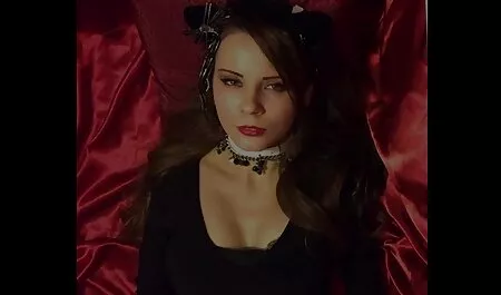 Un uomo sta avvitando una video film porno italiani giovane bionda sul letto e versando la morte in bocca