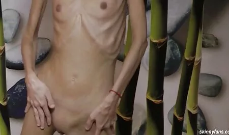 Giovane bionda accarezzò vecchi film erotici italiani i bei seni