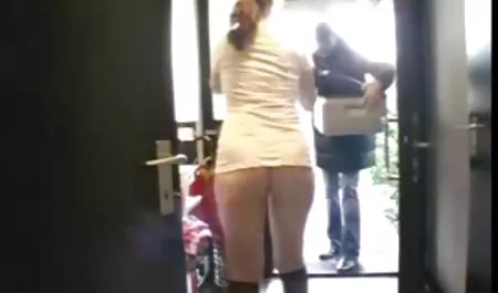 L'uomo spinge il suo pene con tutte le sue porno film mature italiane forze nella stretta Anale
