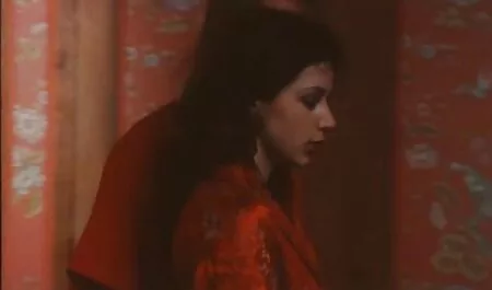 Lo stupro di una donna asiatica sul pavimento e sperma film porno con casalinghe italiane in esso