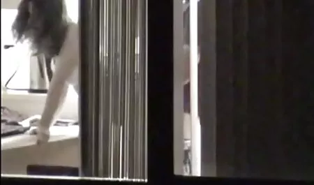 Sono divertenti e i pulcini stanno vecchie troie italiane video fumando per soldi per strada