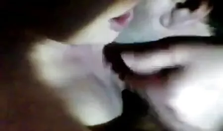 Quella cagna prendere il sole nudo, e il suo fidanzato accarezzando la figa che è dolce i film porno italiani