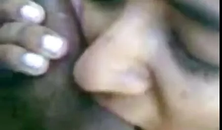 Un dai capelli castani sulla macchina fotografica avvitando il video porno con trama italiani suo buco con due dildo