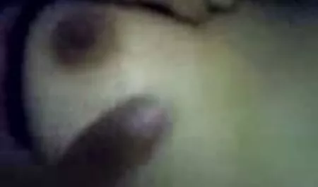 Gli uomini non solo accarezzano il clitoride questa ragazza sexy, ma anche film erotici gratis italiani contemporaneamente inserendo due dita nella sua fica e altre due nel buco anale.