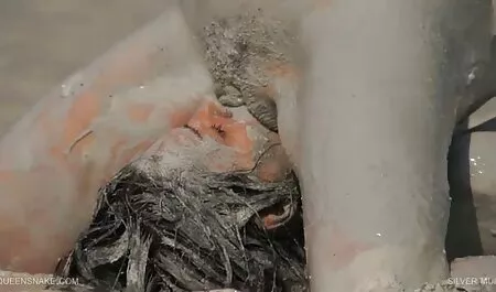 Una giovane video hard italiani gratuiti donna asiatica sexy culo appetitoso gemendo sotto l'attacco del pene che forte