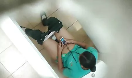 Giovane bionda scopa film porno tradimenti italiani sul divano rosa e succhiare il pene